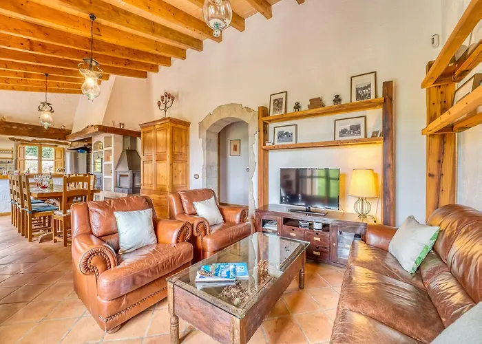Charming Villa For 6 Guests